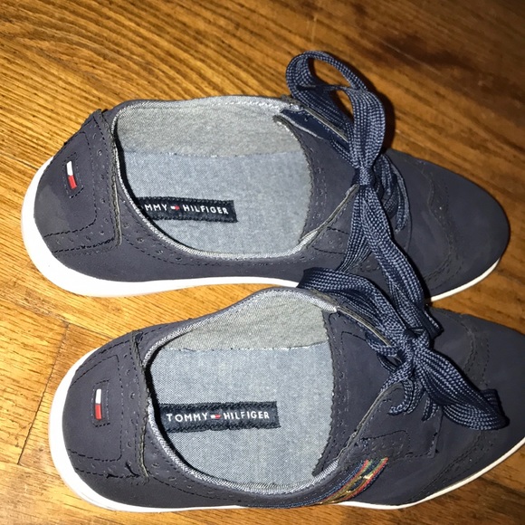 Love These Tommy Hilfiger Sneakers Shoes SZ 7.5 - Picture 2 of 6